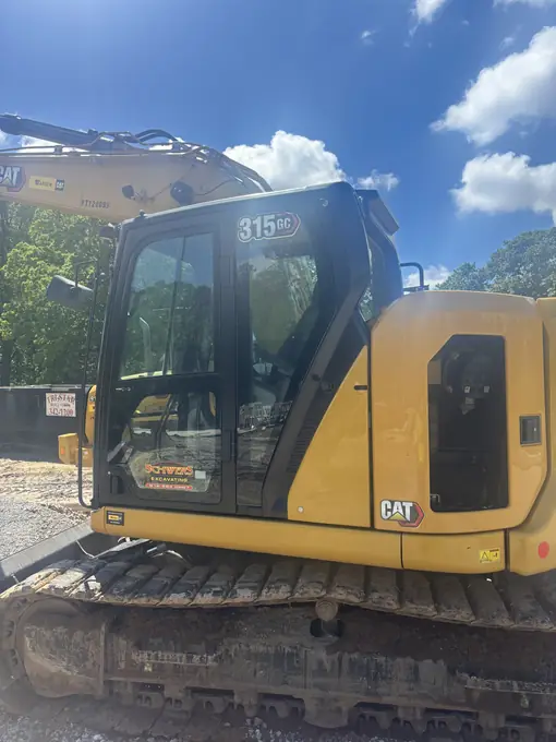 CAT 315 excavator receiving mobile fleet service