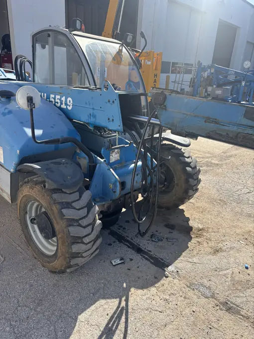 Mobile repair on a telehandler hydraulic system at a Tulsa jobsite